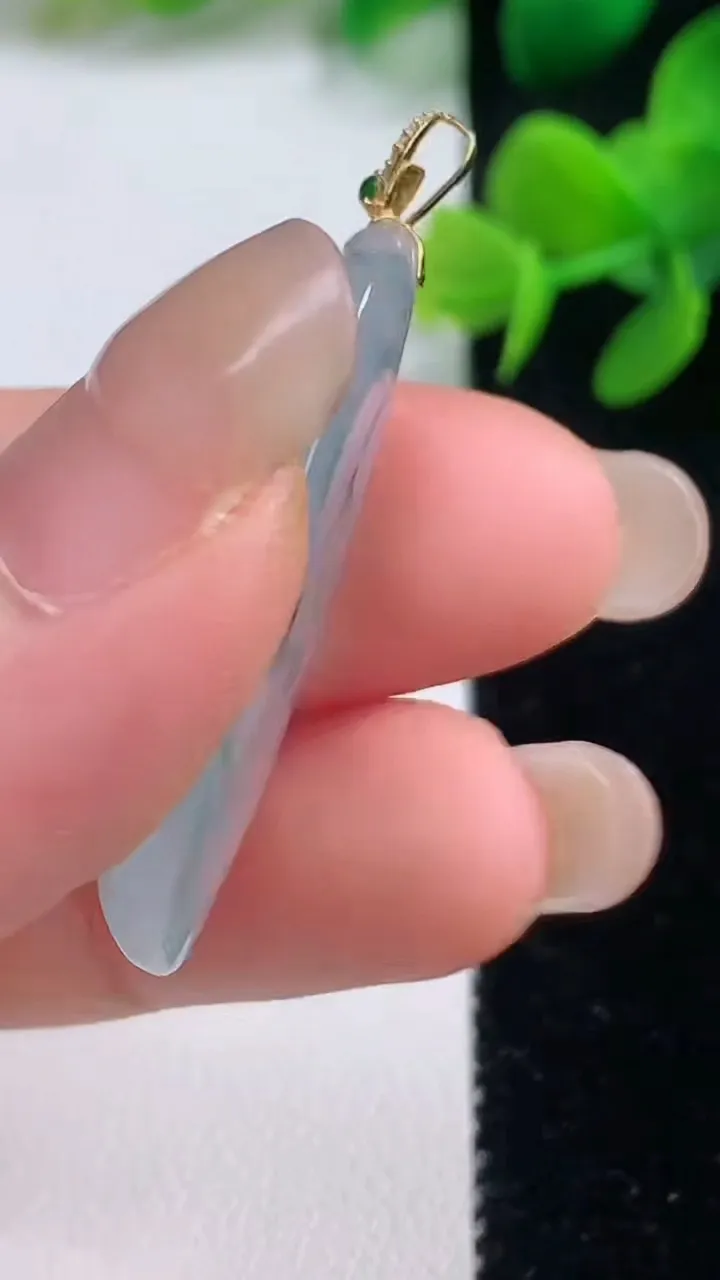 天然A货翡翠种飘花福瓜吊坠，尺寸33.3-15.3-6，重量:6.88g
9月4日
