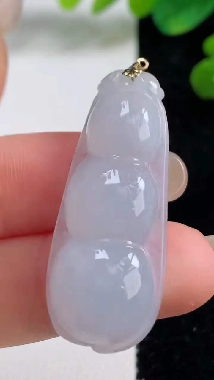 天然A货翡翠种白冰福豆吊坠，尺寸39.4-16-7，重量:7.44g
9月4日