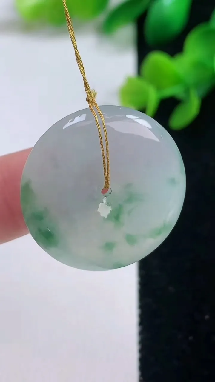 天然A货翡翠平安扣吊坠，尺寸25.5-5，重量:7.67g
9月4日