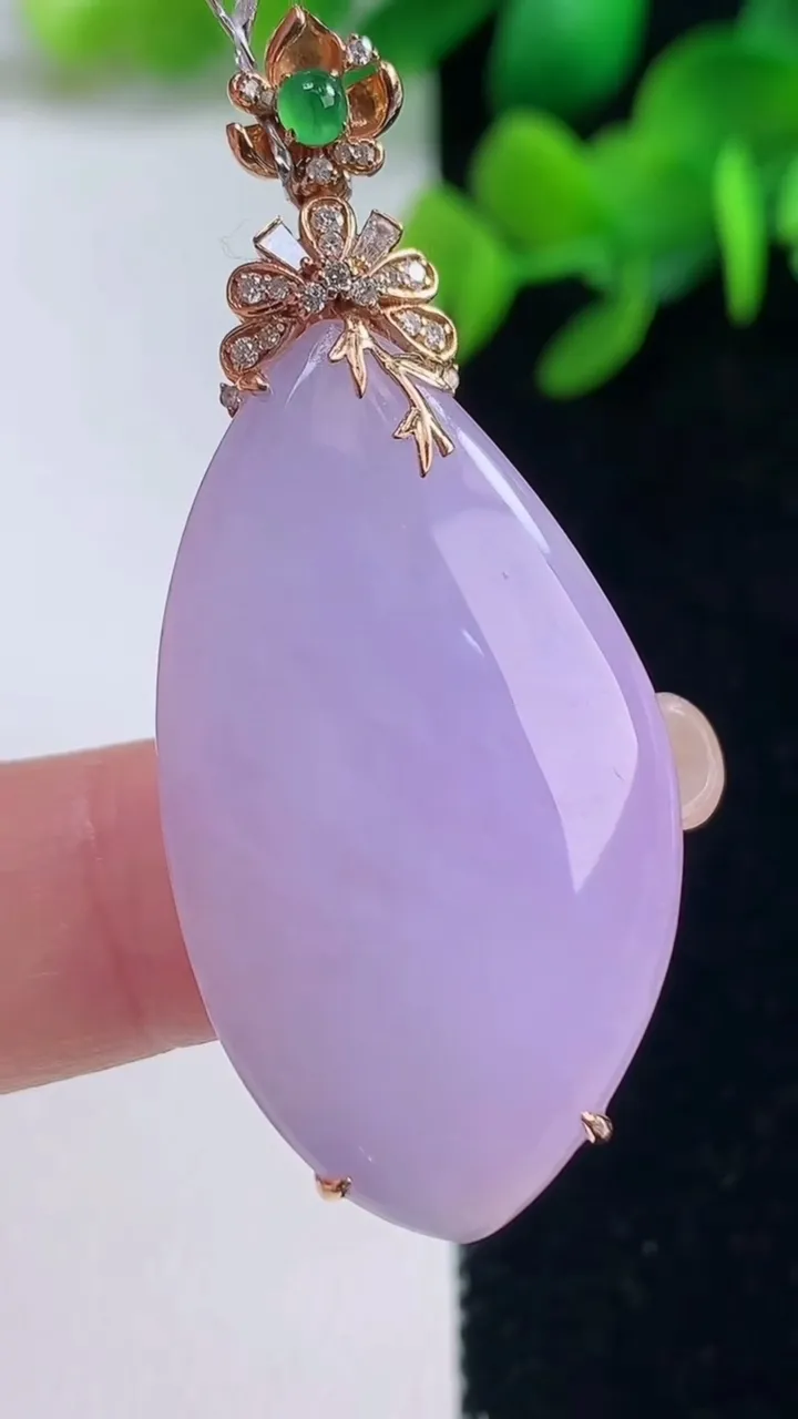 天然A货翡翠18k金紫罗兰福瓜吊坠，尺寸36.6-20.2-7.8，重量:8.20g
9月4日