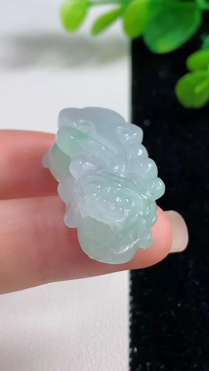 天然A货翡翠貔貅吊坠，尺寸33.2-15.4-12.2，重量:14.33g
9月4日
