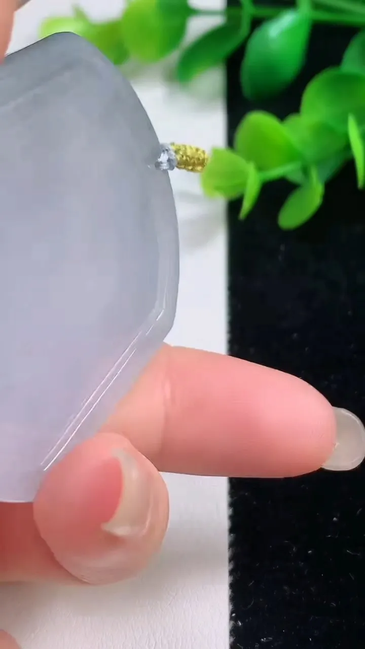 天然A货翡翠乌鸡种一念之间吊坠，尺寸51.6-43.6-5，重量:28.04g
9月4日