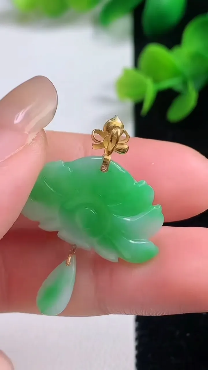 天然A货翡翠和和美美 荷花吊坠，尺寸33-24.8-6.3，重量:4.17g
9月4日