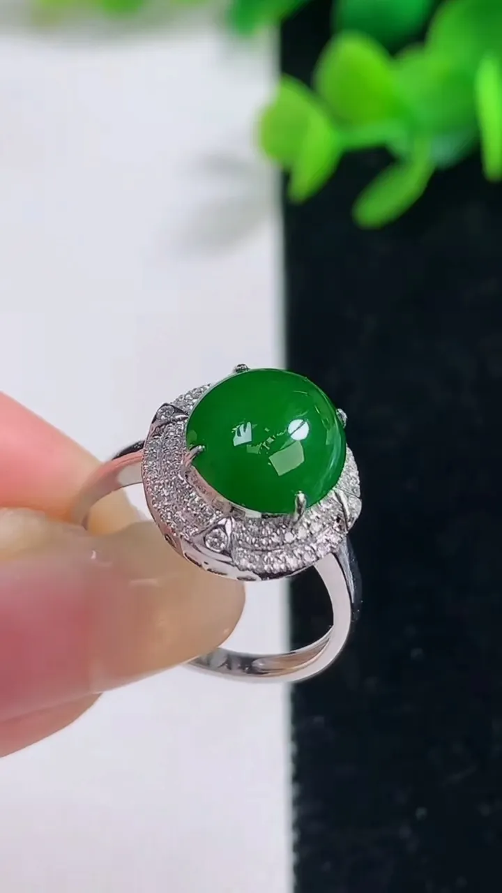 天然A货翡翠蛋面戒指，尺寸17.8-10.2-9，重量:4.38g2025年9月4日
工厂直销收藏佳品,种好水足，色泽均匀，有种有色，上手高大气！