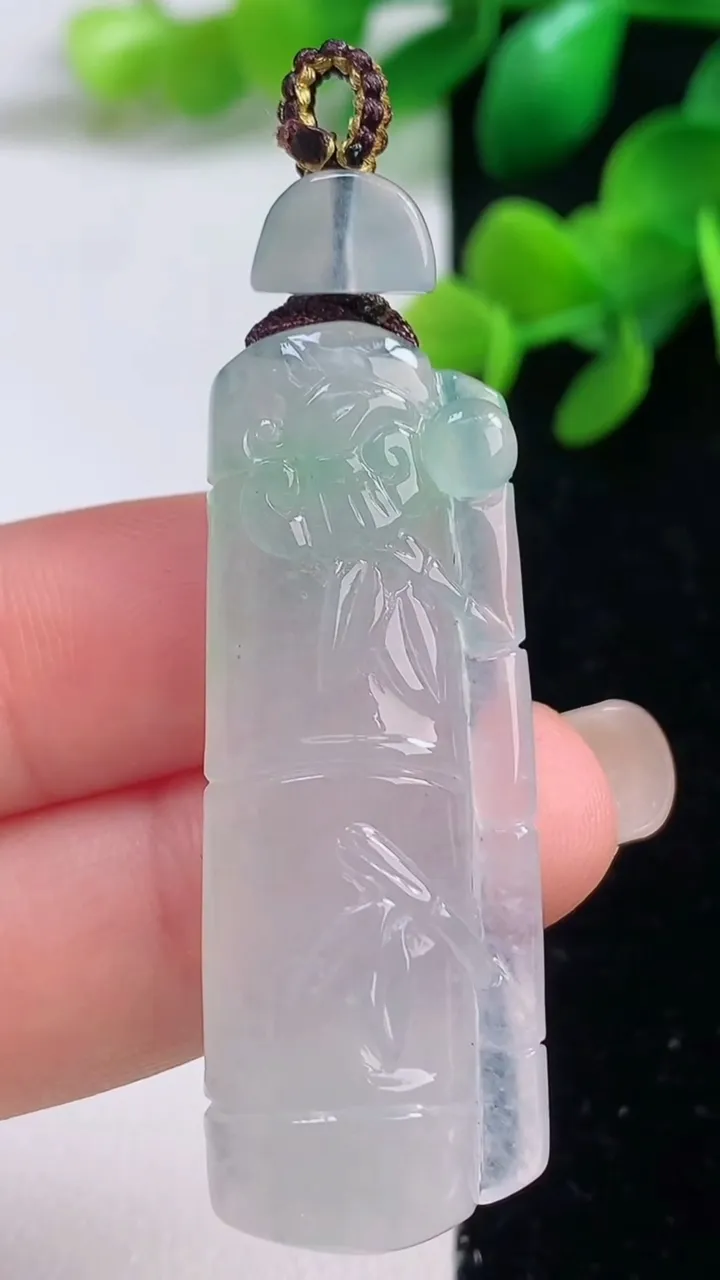 天然A货翡翠节节高升 竹节吊坠，尺寸46-17-6.4，重量:11.75g
9月4日