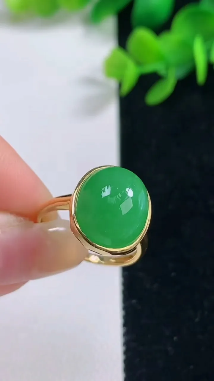 天然A货翡翠蛋面戒指，尺寸19-13-11，重量:4.28g2025年9月4日
工厂直销收藏佳品,种好水足，色泽均匀，有种有色，上手高大气！