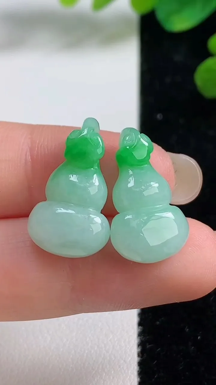 天然A货翡翠葫芦吊坠一对，尺寸21-12.2-6，重量:4.93g
9月4日