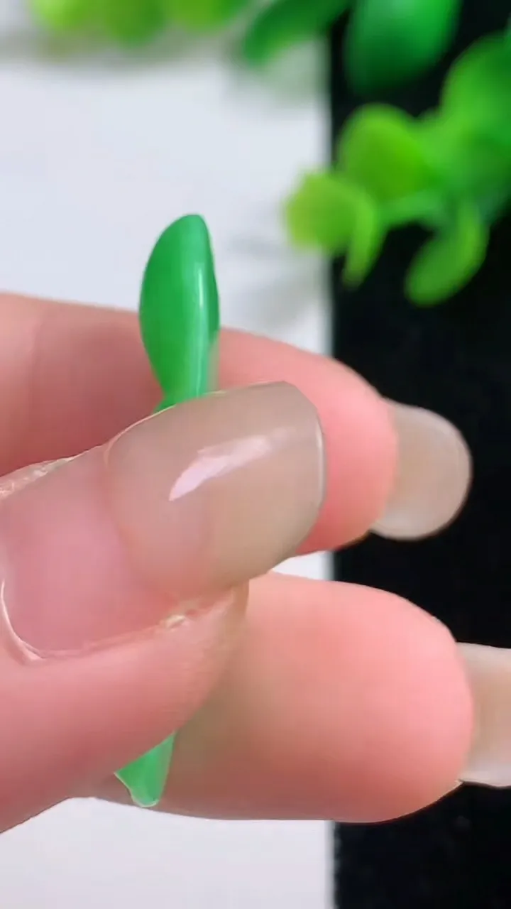 天然A货翡翠福豆吊坠，尺寸33.7-11.7-5，重量:3.10g
9月4日