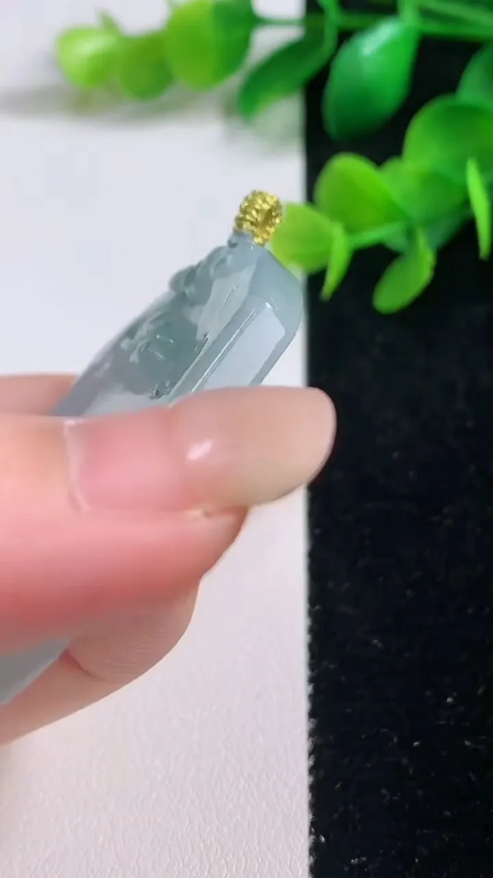 天然A货翡翠冰种飘花生肖牛吊坠，尺寸53-43-5.3，重量:27.70g
9月4日
