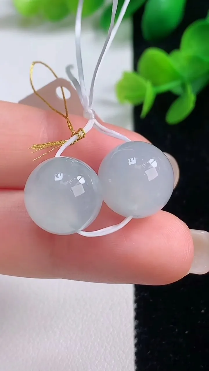 天然A货翡翠圆珠吊坠，尺寸13，重量:8.03g
9月4日