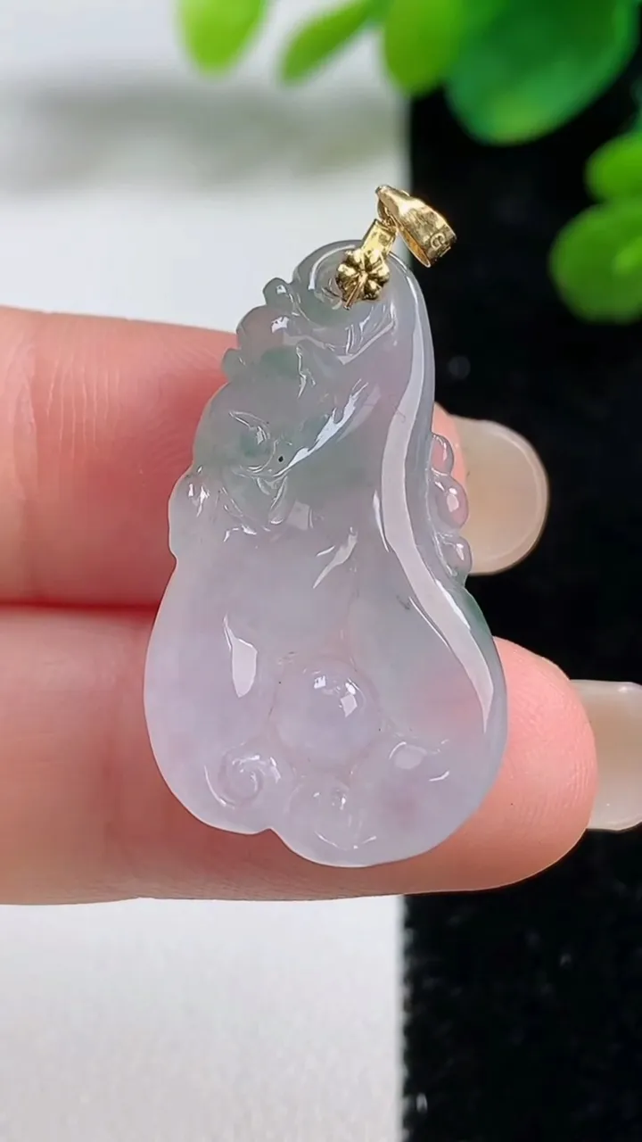 天然A货翡翠种飘花佛手瓜吊坠，尺寸30.7-17.8-6.3，重量:5.25g
9月4日