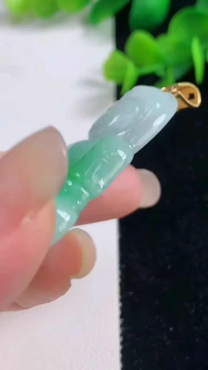 天然A货翡翠正装观音菩萨吊坠，尺寸50.3-33.7-6，重量:21.25g
9月4日