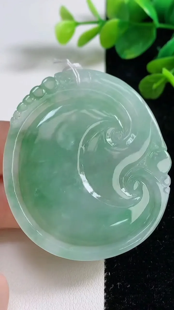 天然A货翡翠如意吊坠，尺寸56.2-49.2-5.6，重量:31.37g
9月5日