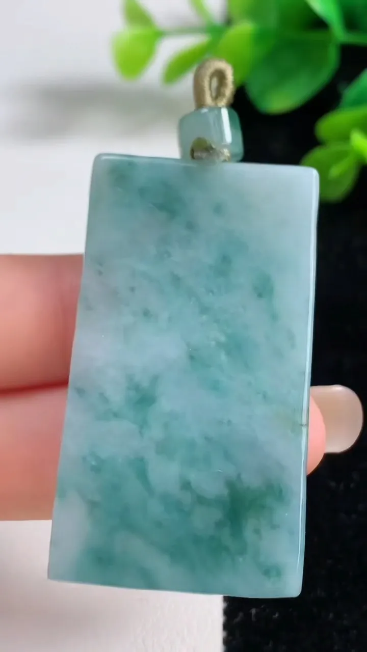 天然A货翡翠冰种飘花仿古无事牌吊坠，尺寸47.5-26.4-4，重量:16.95g
9月5日