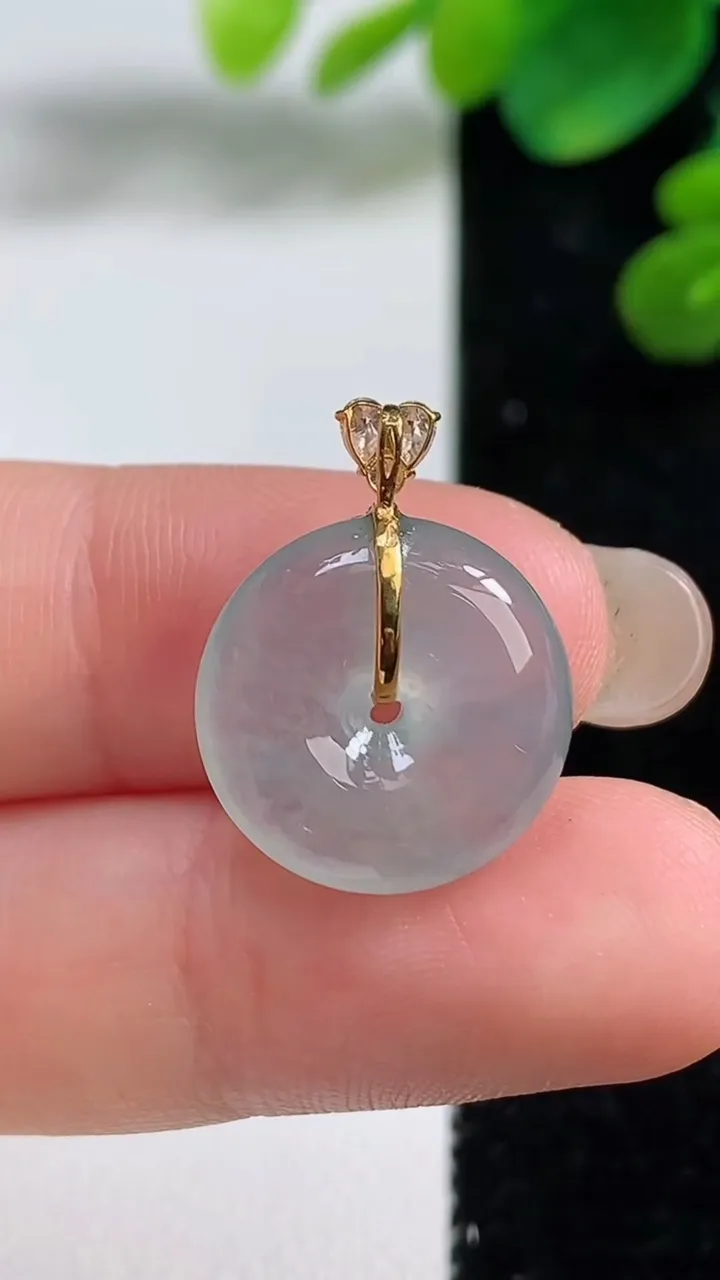 天然A货翡翠种白冰平安扣吊坠，尺寸16-5，重量:2.93g
9月5日