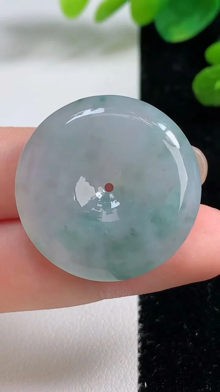 天然A货翡翠冰种飘花平安扣吊坠，尺寸29.6-6.2，重量:12.06g
9月5日