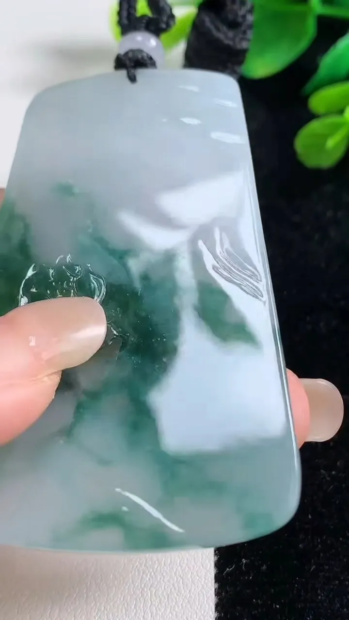 天然A货翡翠冰种飘花大势至观音菩萨吊坠，尺寸67-40.4-4.5，重量:35.47g
9月5日