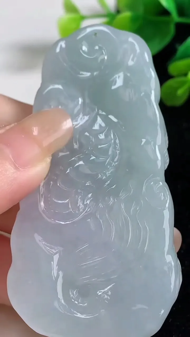 天然A货翡翠龙牌吊坠，尺寸75-35.8-8.8，重量:60.62g
9月5日
