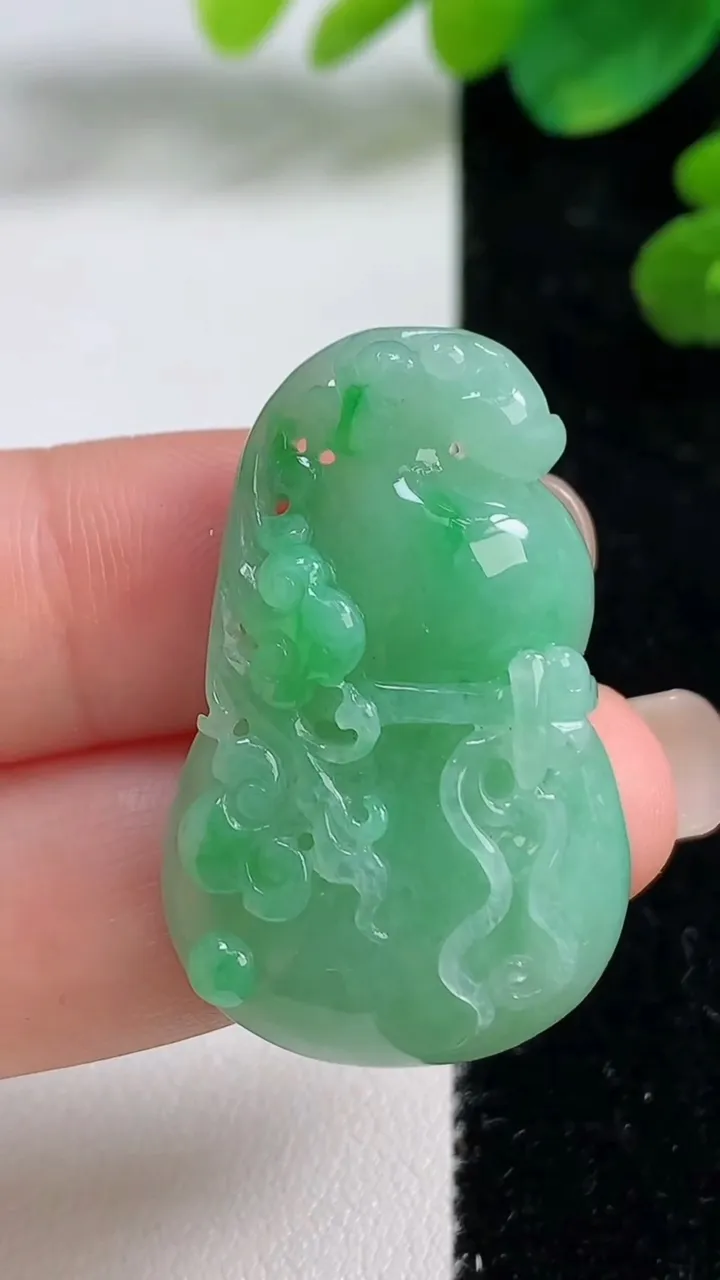 天然A货翡翠葫芦吊坠，尺寸36-23-8，重量:11.17g
9月5日