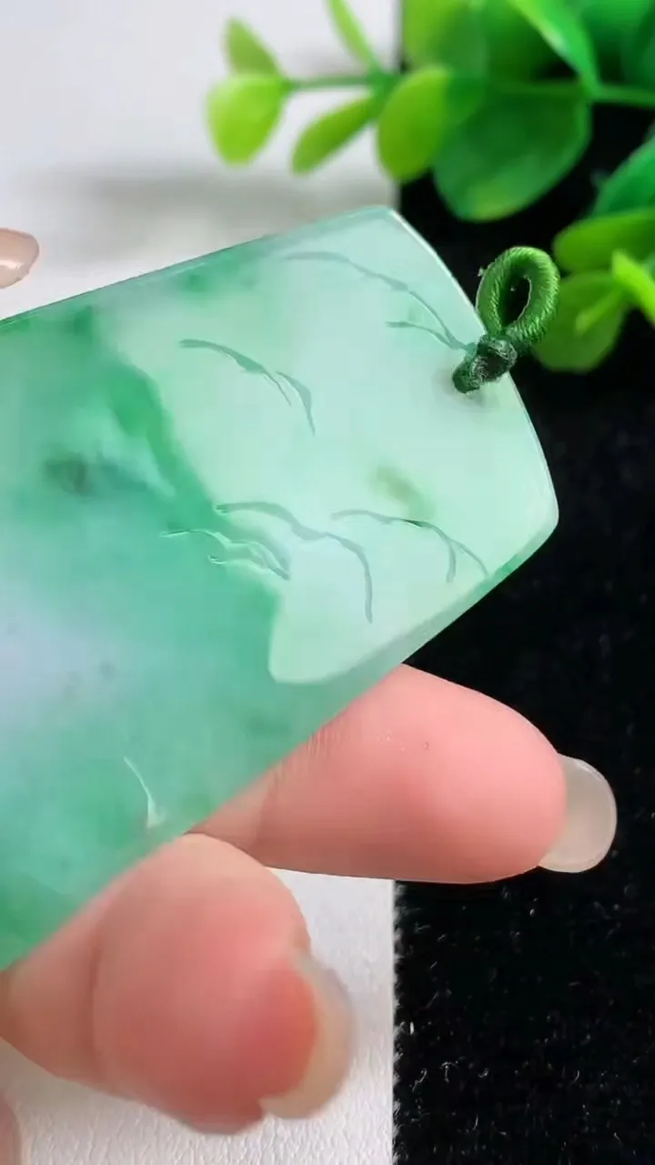 天然A货翡翠山水牌吊坠，尺寸64.4-38.2-4.8，重量:28.00g
9月5日