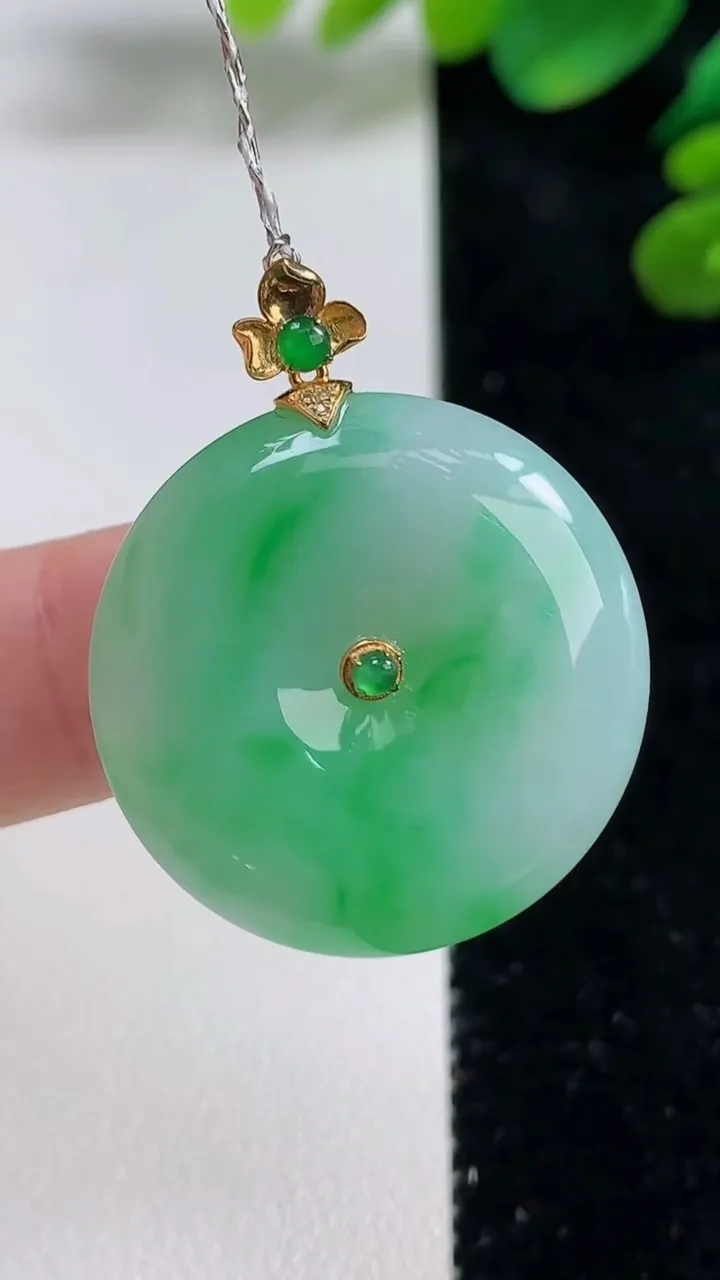 天然A货翡翠平安扣吊坠，尺寸26-5.8，重量:8.82g
9月5日