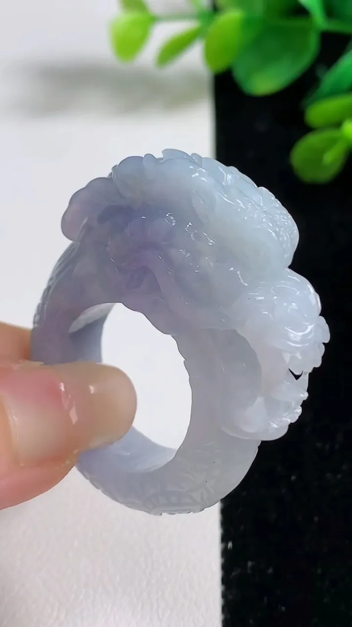 天然A货翡翠紫罗兰龙头指环扳指，尺寸20.6-13-18，重量:23.98g2025年9月5日
工厂直销收藏佳品,种好水足，色泽均匀，有种有色，上手高大气！