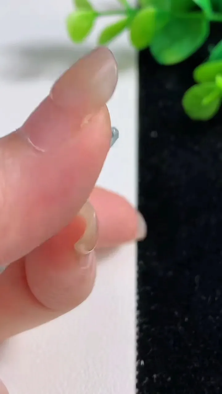 天然A货翡翠冰种飘花蝴蝶吊坠，尺寸38.3-46.3-4，重量:10.66g
9月5日