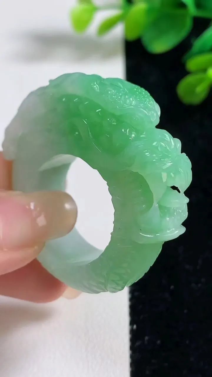 天然A货翡翠龙头指环扳指，尺寸23-11.6-15.4，重量:33.50g2025年9月5日
工厂直销收藏佳品,种好水足，色泽均匀，有种有色，上手高大气！