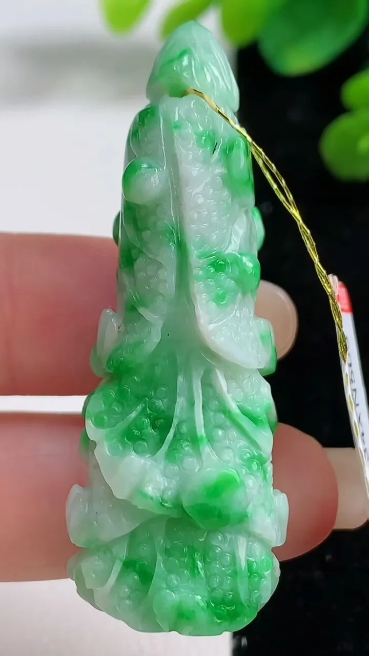 天然A货翡翠白菜吊坠，尺寸53.6-17.5-12，重量:20.00g
9月5日
