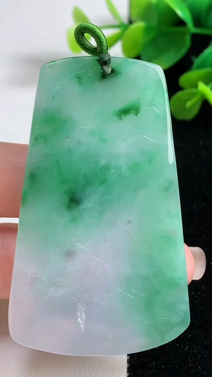 天然A货翡翠山水牌吊坠，尺寸64.4-38.2-4.8，重量:28.00g
9月5日