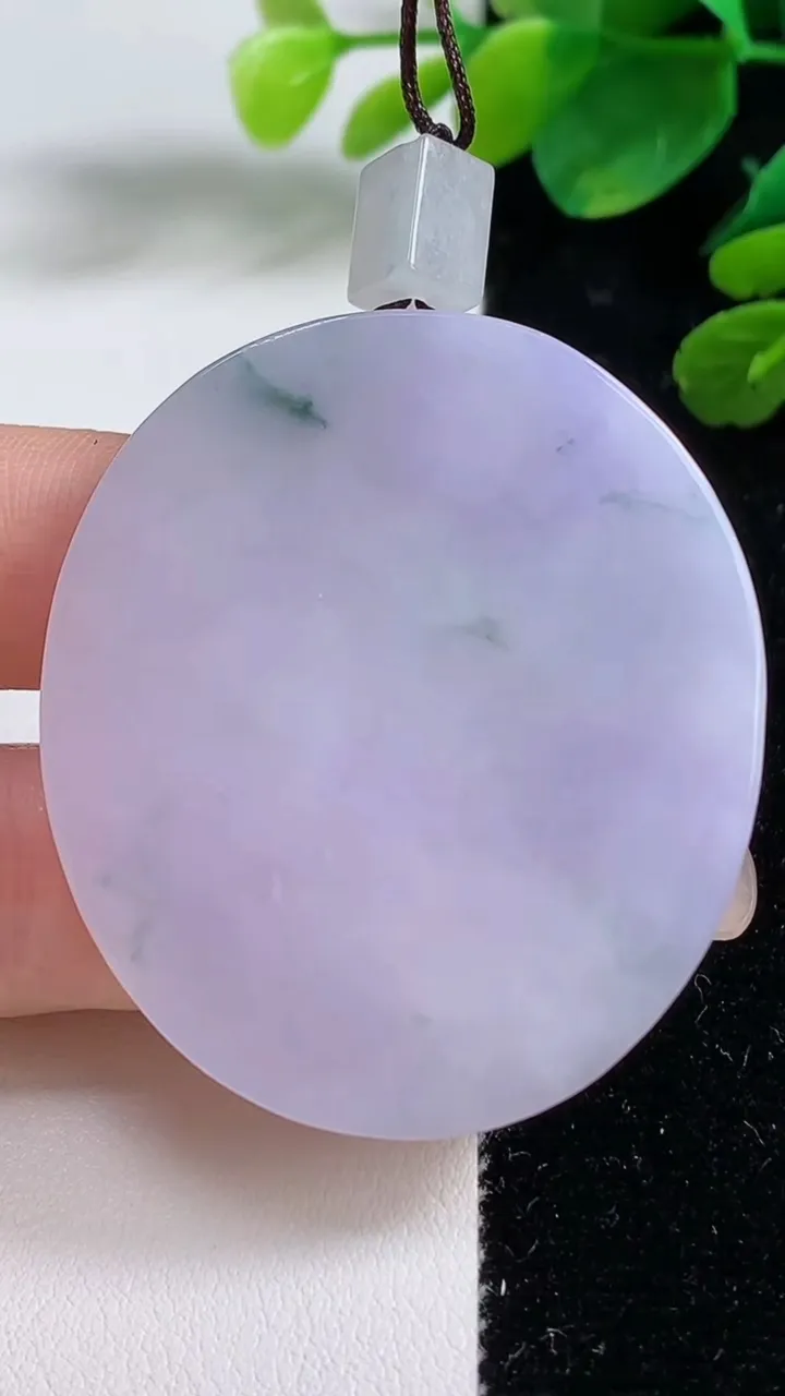 天然A货翡翠紫罗兰飘花无事牌吊坠，尺寸48-42-5.7，重量:32.83g
9月5日