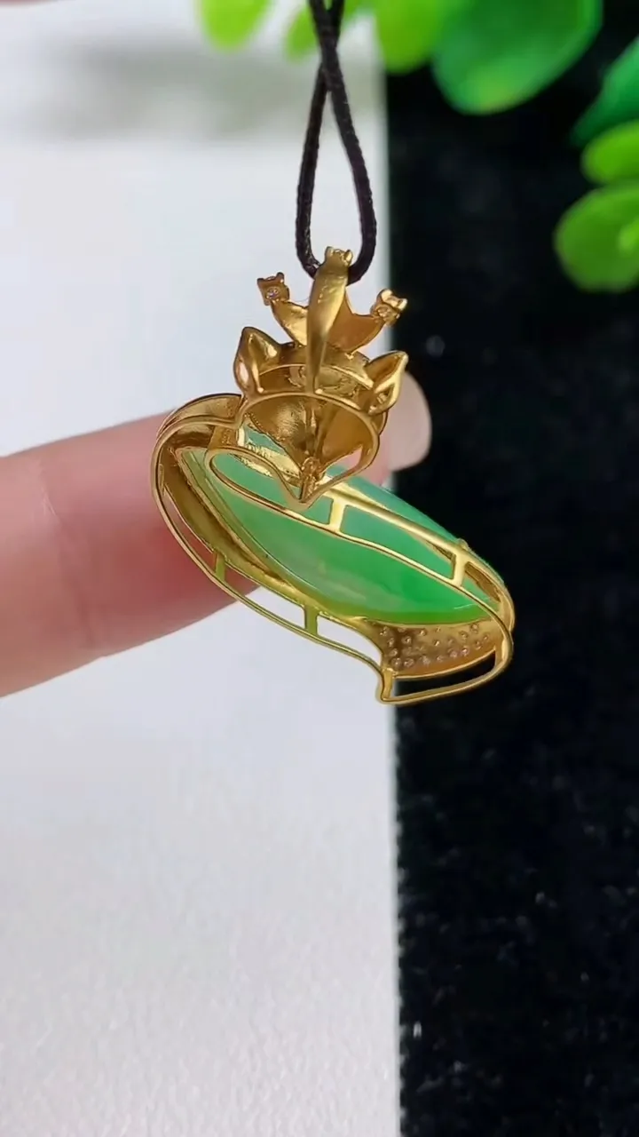 天然A货翡翠随形吊坠，尺寸27.4-15.7-8.8，裸石21.8-8.2重量:3.20g
9月5日