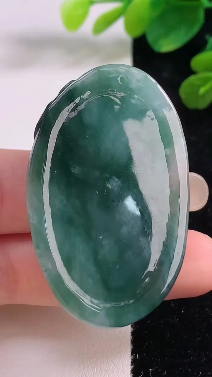天然A货翡翠一念之间吊坠，尺寸48.4-29-11.8，重量:30.36g
9月5日
