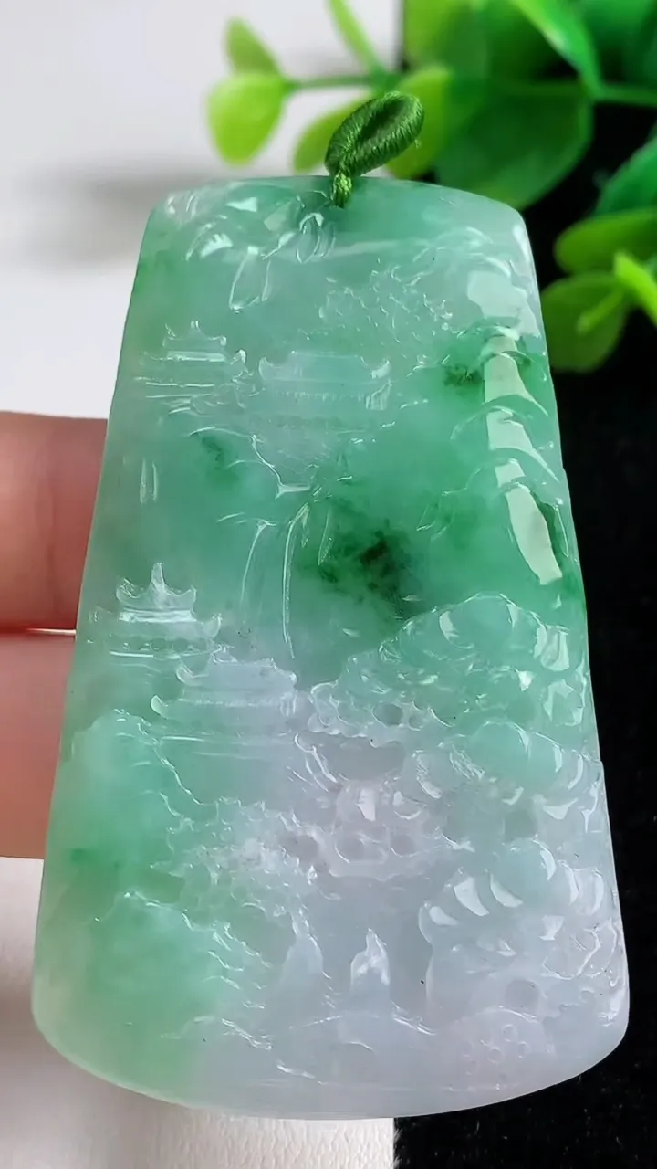 天然A货翡翠山水牌吊坠，尺寸64.4-38.2-4.8，重量:28.00g
9月5日