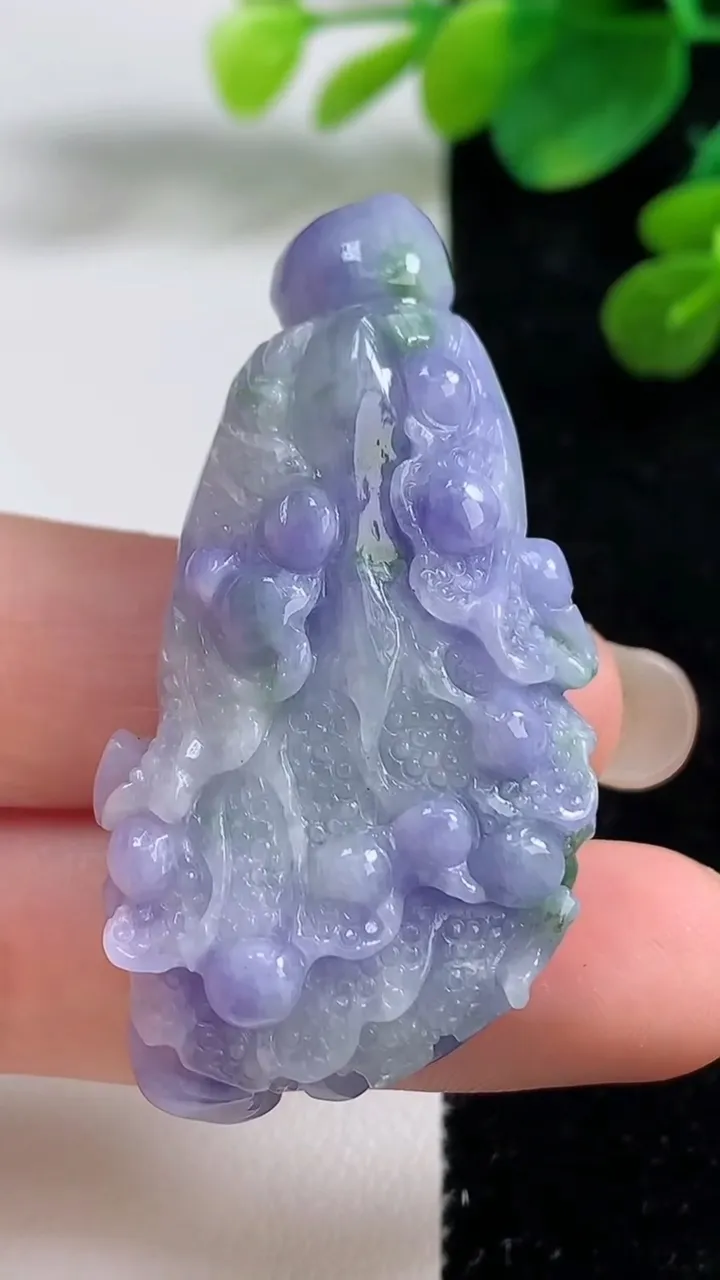 天然A货翡翠紫罗兰白菜吊坠，尺寸47.4-26-12.8，重量:27.69g
9月5日