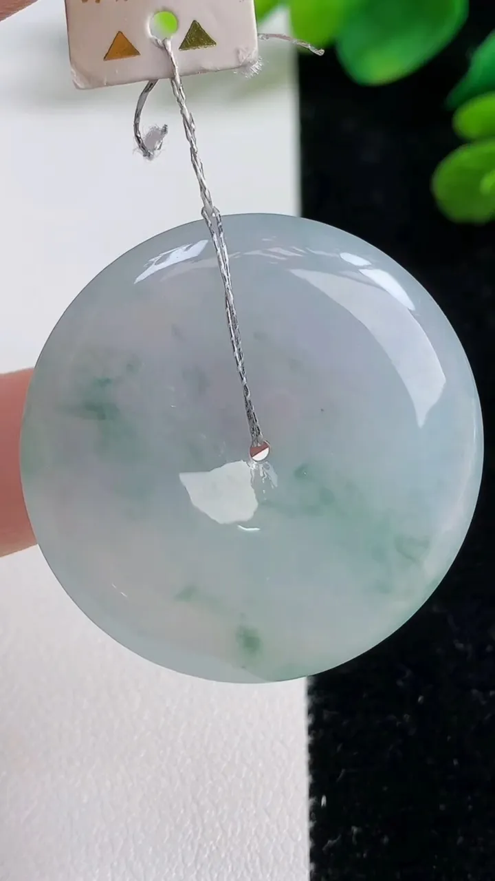 天然A货翡翠冰种飘花平安扣吊坠，尺寸35.8-5.4，重量:15.52g
9月5日