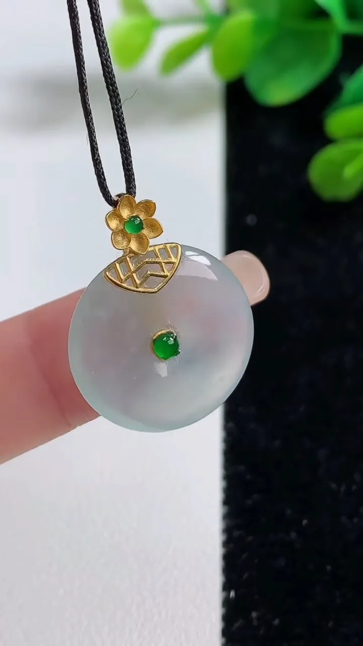 天然A货翡翠种白冰平安扣吊坠，尺寸19.4-3.5，重量:3.26g
9月5日