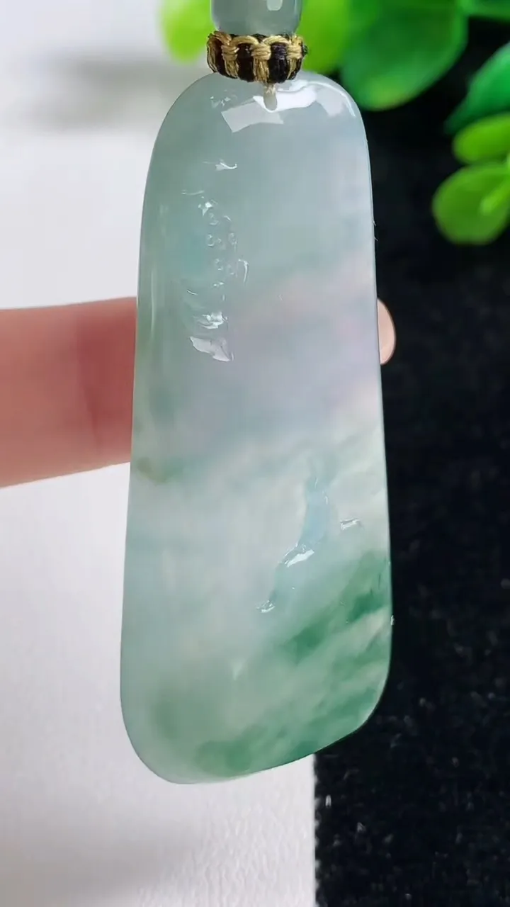 天然A货翡翠冰种飘花悟道吊坠，尺寸57-23.6-5.6，重量:22.21g
9月5日