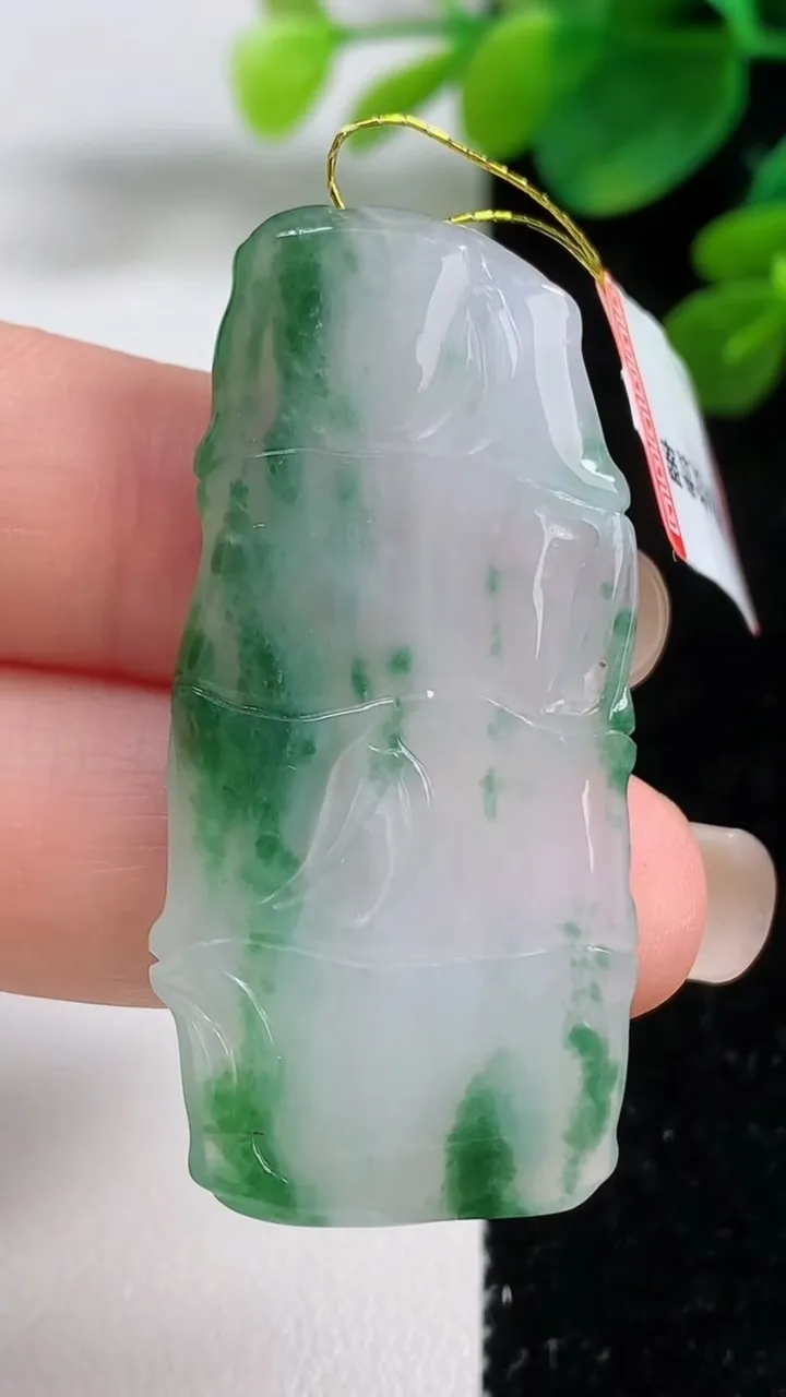 天然A货翡翠冰种飘花节节高升 竹节吊坠，尺寸45.8-20.8-3.4，重量:10.00g
9月5日