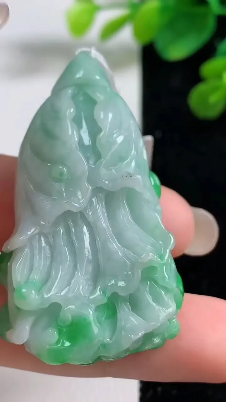 天然A货翡翠白菜吊坠，尺寸50-25-10.5，重量:28.45g
9月5日