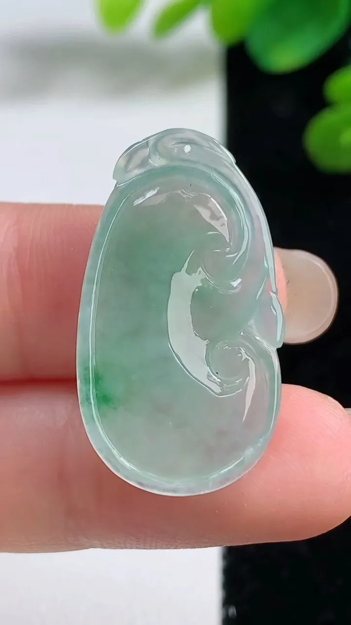 天然A货翡翠如意吊坠，尺寸29.4-16.6-3.6，重量:3.49g
9月5日