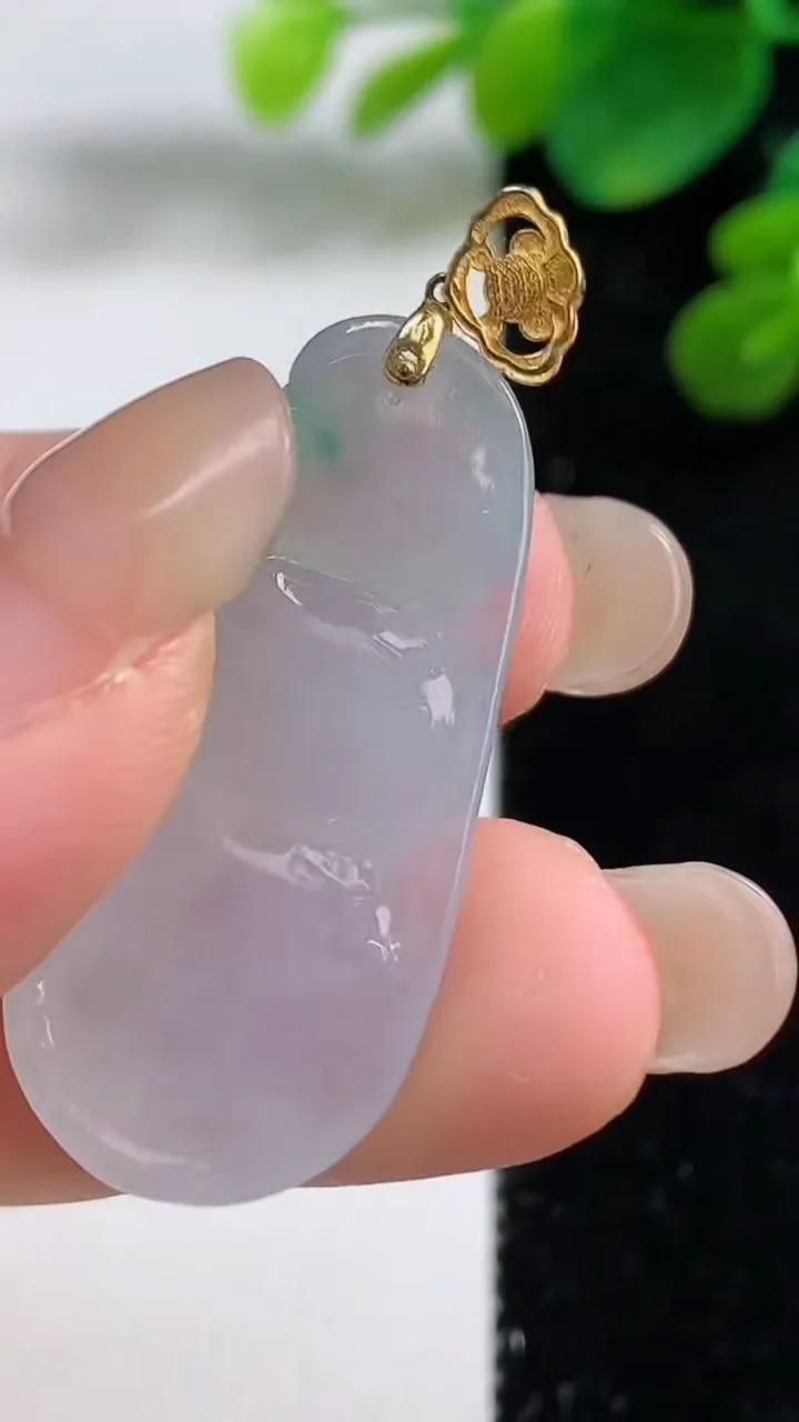 天然A货翡翠福豆吊坠，尺寸35.4-15.4-5，重量:5.88g
9月5日