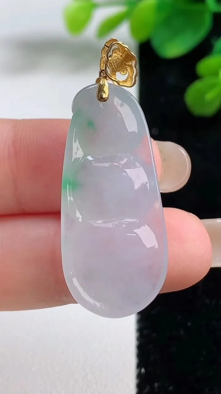 天然A货翡翠福豆吊坠，尺寸35.4-15.4-5，重量:5.88g
9月5日