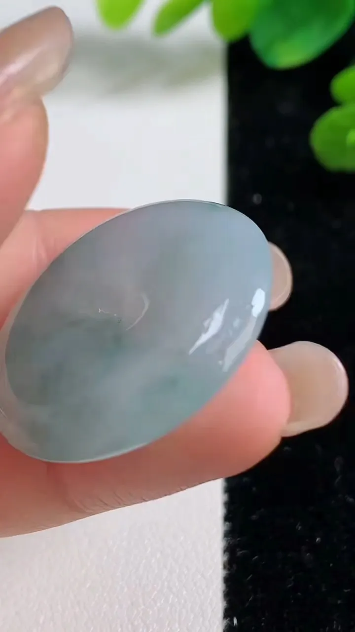 天然A货翡翠冰种飘花平安扣吊坠，尺寸29.6-6.2，重量:12.06g
9月5日