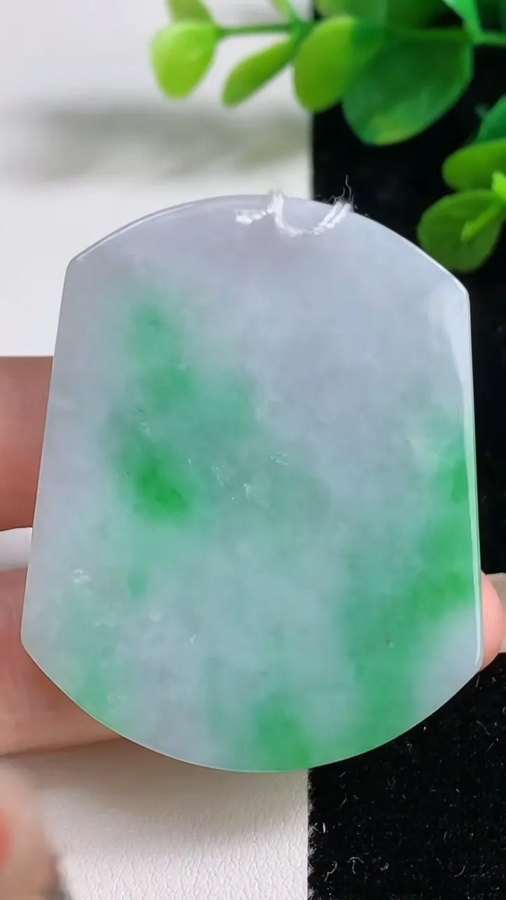 天然A货翡翠山水牌吊坠，尺寸52.5-41.4-4.2，重量:26.00g
9月5日