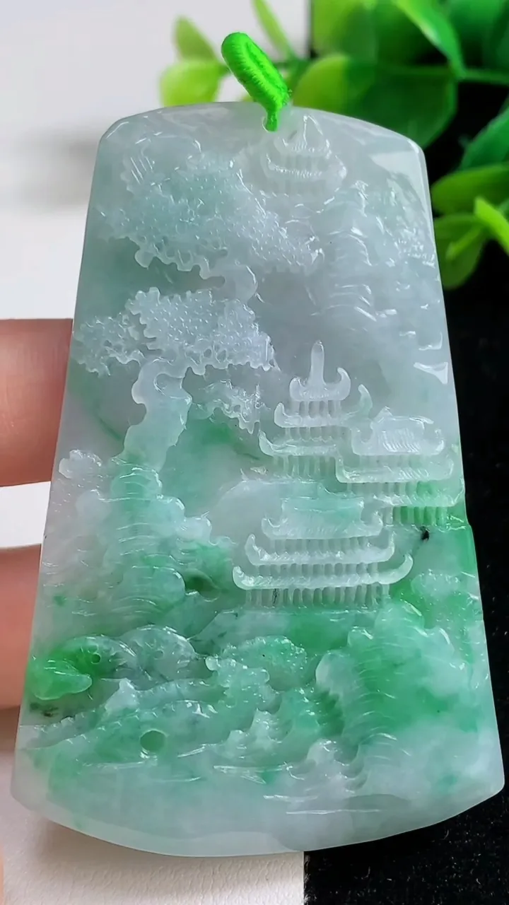 天然A货翡翠山水牌吊坠，尺寸70.4-44.8-4.3，重量:33.87g
9月5日