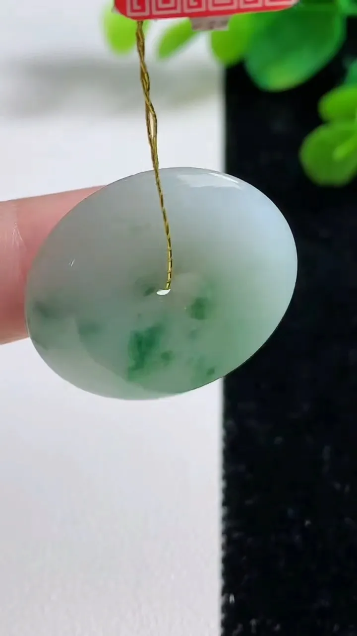 天然A货翡翠飘花平安扣吊坠，尺寸26.4-4.5，重量:6.94g
9月5日