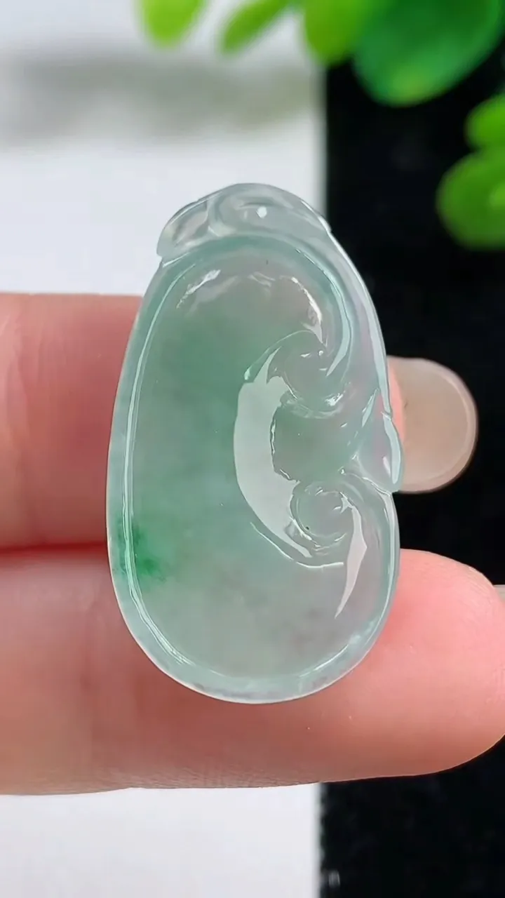 天然A货翡翠如意吊坠，尺寸29.4-16.6-3.6，重量:3.49g
9月5日