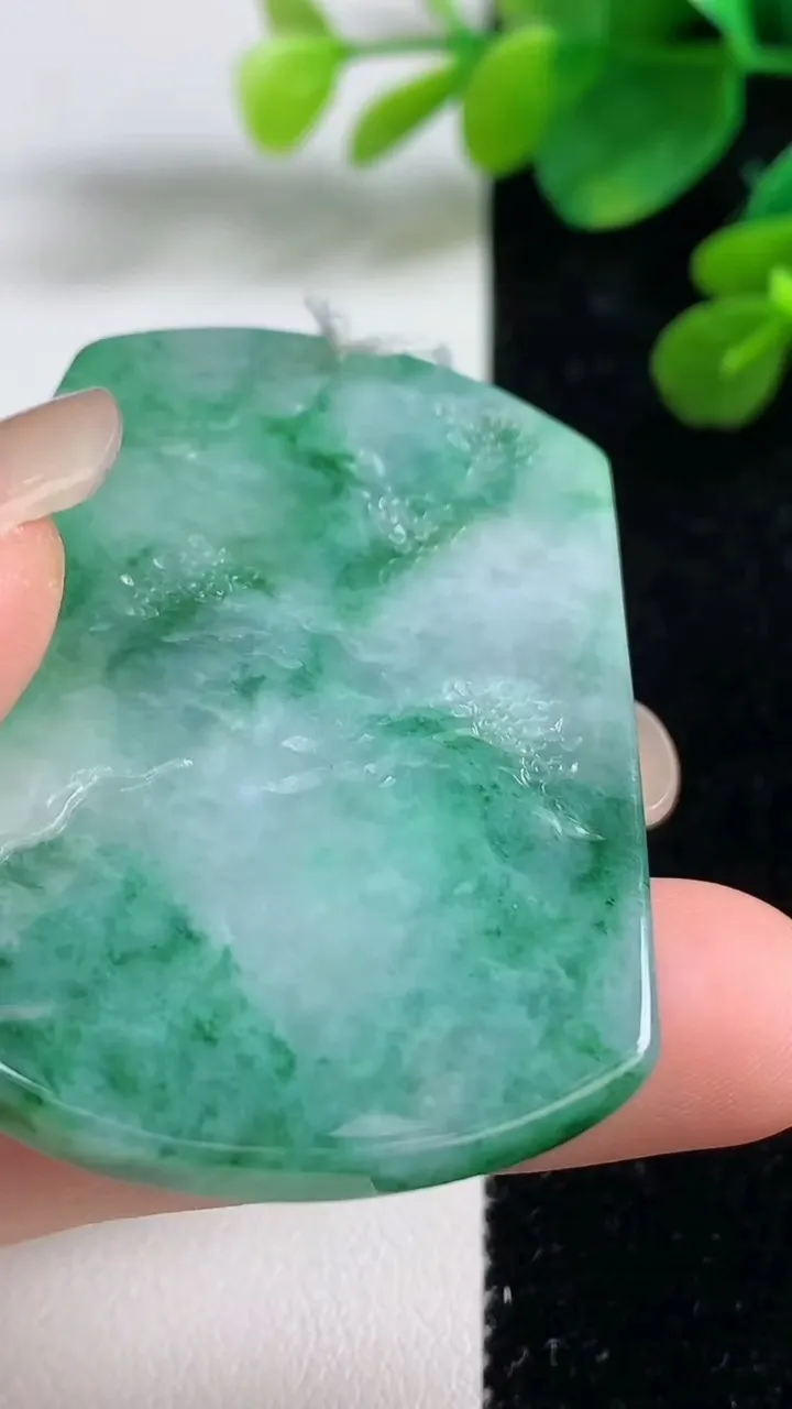 天然A货翡翠山水牌吊坠，尺寸51-38.6-5.7，重量:27.67g
9月5日