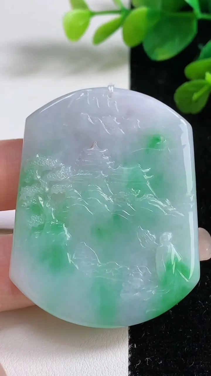 天然A货翡翠山水牌吊坠，尺寸52.5-41.4-4.2，重量:26.00g
9月5日